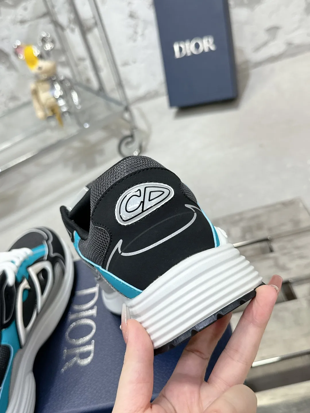 Men's men's shoes 💰600❤️❤️❤️High version Dior Dior's latest color matching B30 series reflective dad sneakers original 17380💰 purchased for development and production Brand new B30 sneakers Dad Shoes style shoes that follow the trend of the retro market The Dior logo on the tongue also indicates that this pair of shoes is the B30 model! B30 uses fine-textured leather and mesh cloth materials to form a shoe body. There are conspicuous letters CD on both sides of the shoe body to indicate identity. Many lines on the shoe body outline details to make the shoes look less monotonous and full of retro flavor. The delivery counter is exquisitely packaged🛍📦 ▪️Fabric: Original customized technical fabric + mesh ▪️Inner lining: Customized breathable lining ▪️Outsole: Original molded IP foam + TPU outsole ▪️Sole thickness: 3.5CM ▪️Size: Women’s size 35-40 / Men’s size 39-46